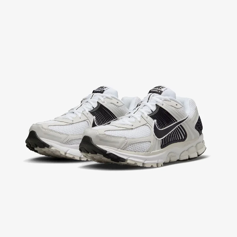 NIKE | ZOOM VOMERO 5 { WHITE/BLACK-PLATINUM TINT-MTLC PLATINUM