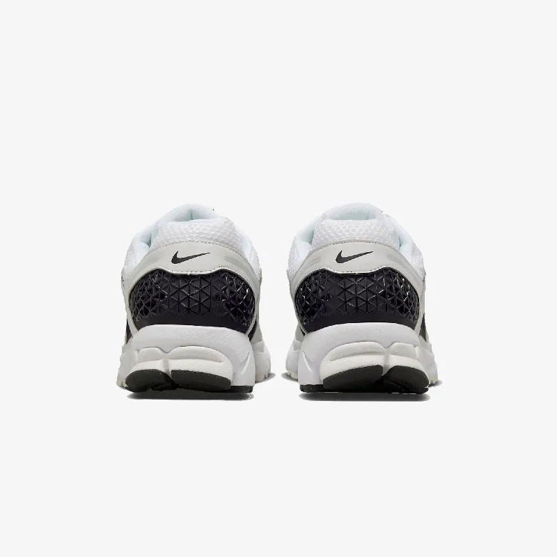 NIKE | ZOOM VOMERO 5 { WHITE/BLACK-PLATINUM TINT-MTLC PLATINUM