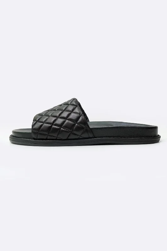 QUILTED LEATHER SLIDES